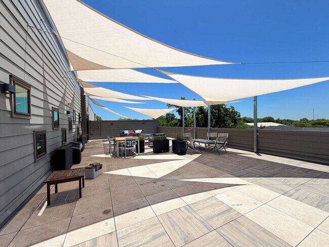 Building Photo - Stylish East Austin Condo with Modern Finishes, Open Living, and Luxury Primary Retreat