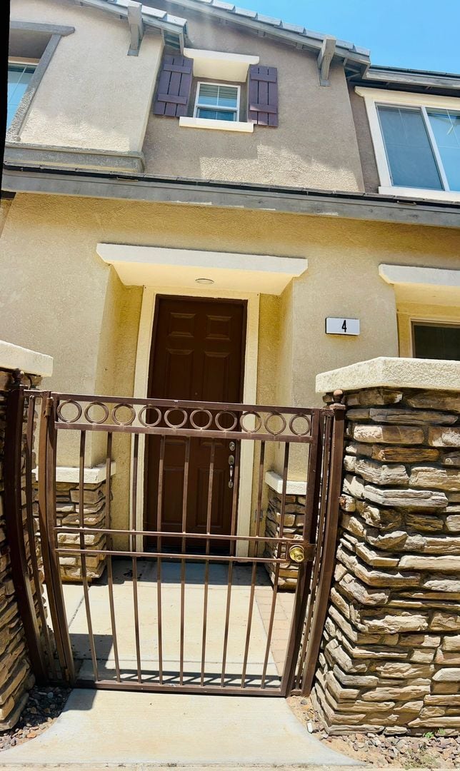 Building Photo - Beautiful TownHouse available in Brawley