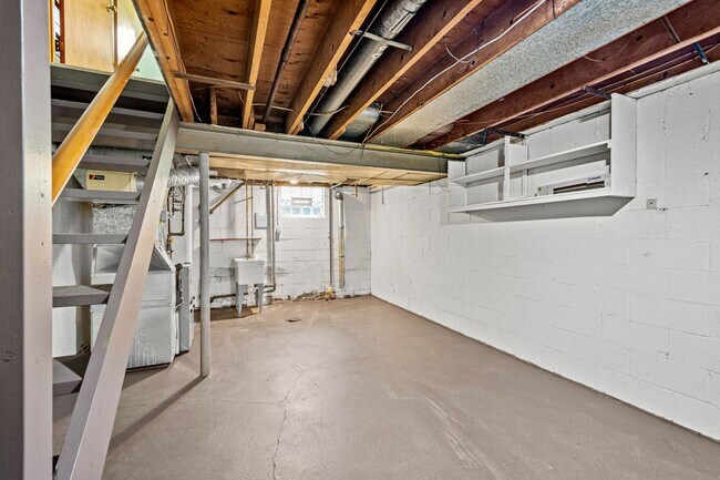 Building Photo - AVAILABLE JULY 1ST! UPDATED 3-bedroom!!