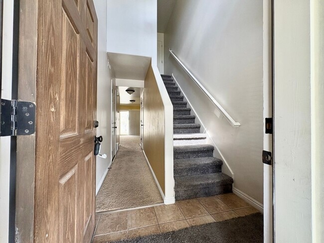 Building Photo - Modern 2 Bed Townhome | Garage, Views & Easy I-15 Access!