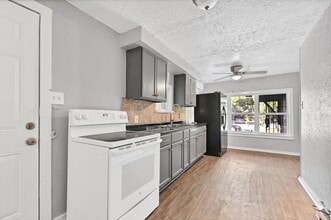 Building Photo - Newley remodeled 2 bedroom