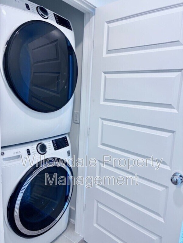 Building Photo - 565 Folk Song Wy