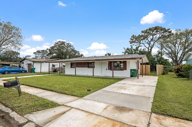 Primary Photo - 3 bedrooms with a large fenced yard in Mel...