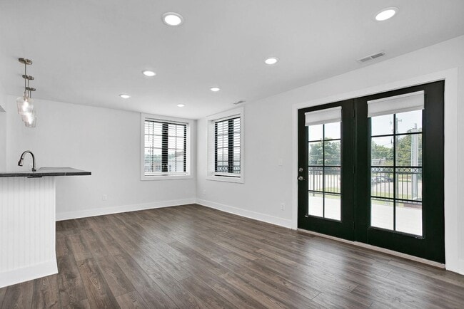 Building Photo - 220 W Dixie Ave