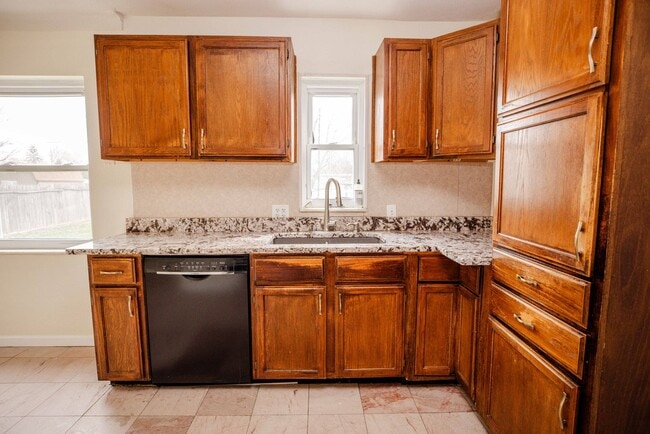 Building Photo - Beautiful Three Bedroom Home For Rent In Washington Local!