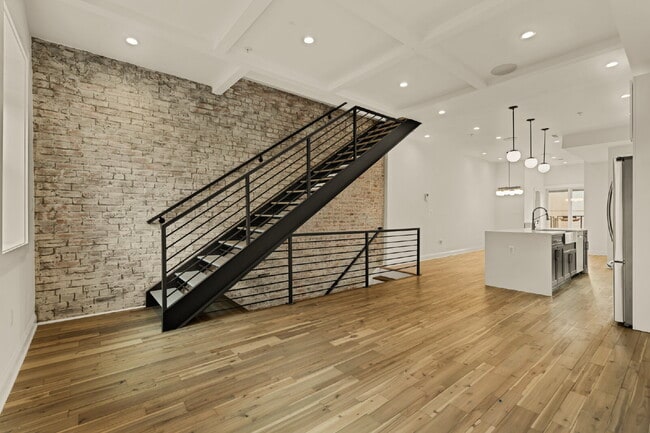 Building Photo - Penthouse 2BR/2.5BA with 3 Private Outdoor...