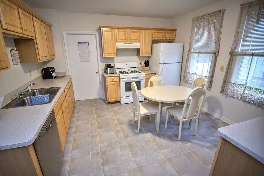 Building Photo - 40 Seneca Creek Rd