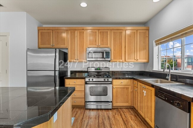 Building Photo - *MOVE-IN SPECIAL!* 3 BD I 2.5 BA Beaverton Townhome