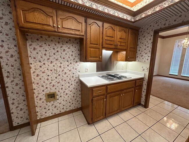 Building Photo - 4 Bed, 2.5 Bath Brick home with 2 car garage