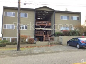 Building Photo - 2 Bedroom 1 Bathroom Upper Level Apartment...