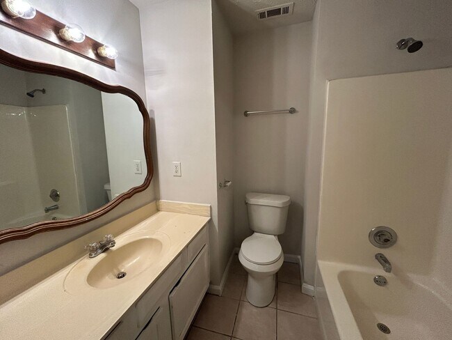 Building Photo - MOVE-IN SPECIAL! End Unit in Main Station with Hardwood Floors and Fireplace