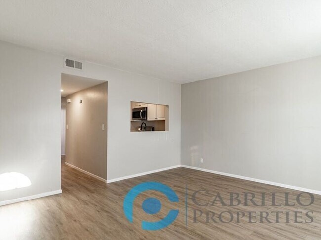 Building Photo - 595 7th St