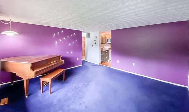 Building Photo - Charming 2-Level, 3 Bedroom 2 Bathroom Hom...