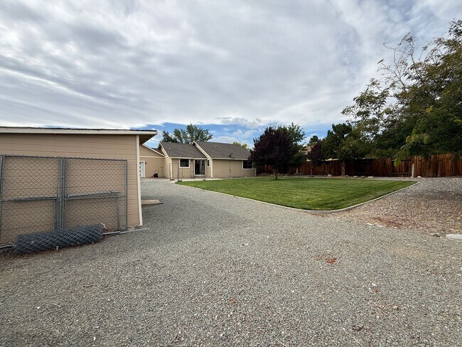 Building Photo - Cute single story 3 bedroom, 2 bath home w...
