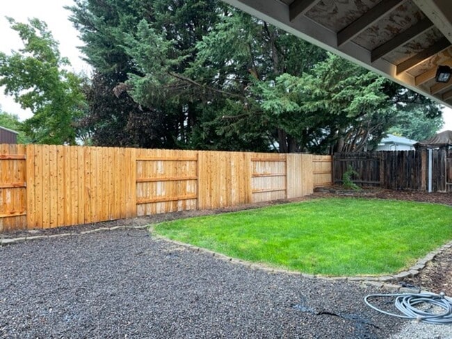 Building Photo - Nice 3 Bedroom 2 Bath home in Central Point