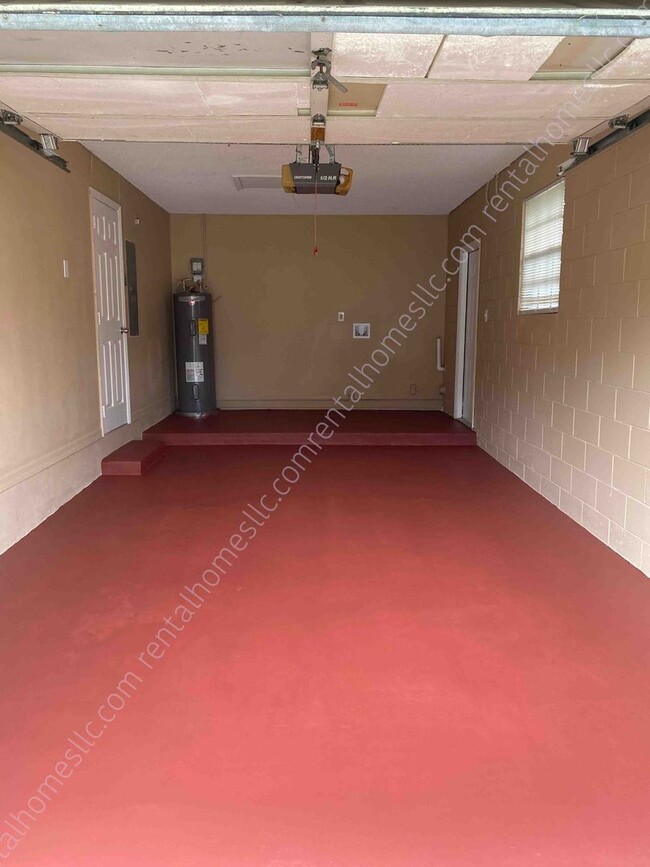 Building Photo - Three Bedroom Home, Walking Distance to Ne...