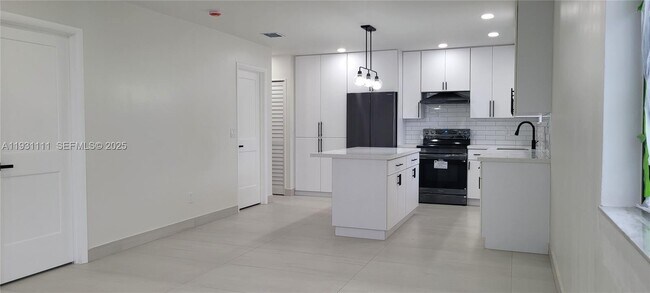 Building Photo - 800 Jann Ave