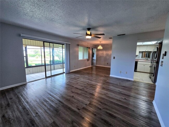 Building Photo - 520 Fairways Cir