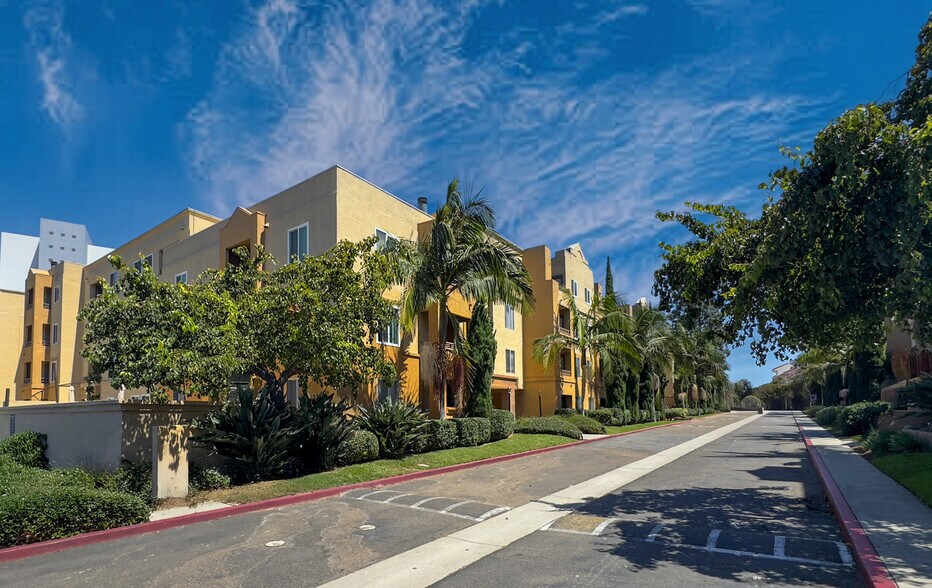 Building Photo - 8889 Caminito Plaza Centro
