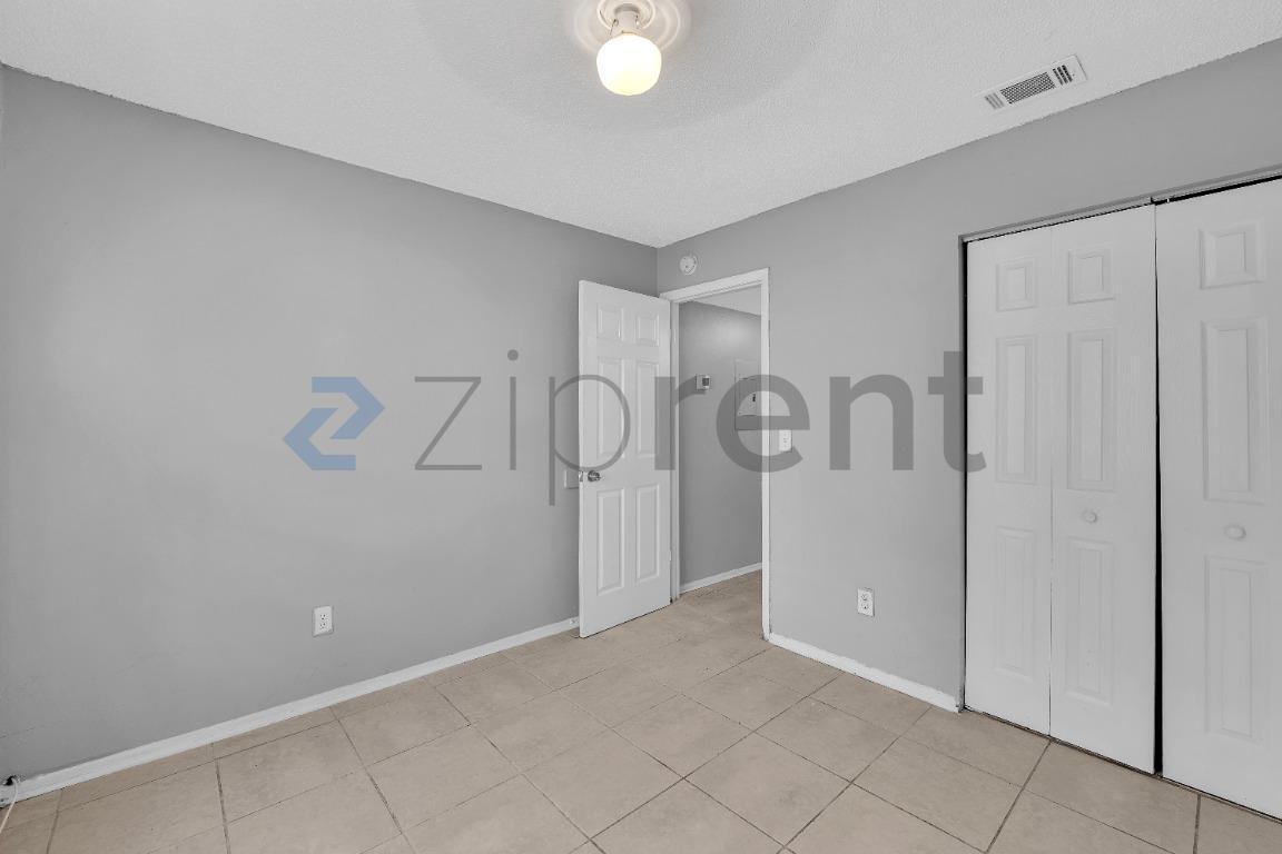 Building Photo - Unit 2