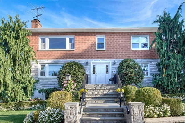 Building Photo - 222 Park Ave E