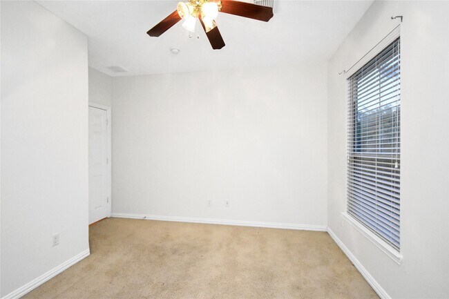 Building Photo - 10 E Artist Grove Cir