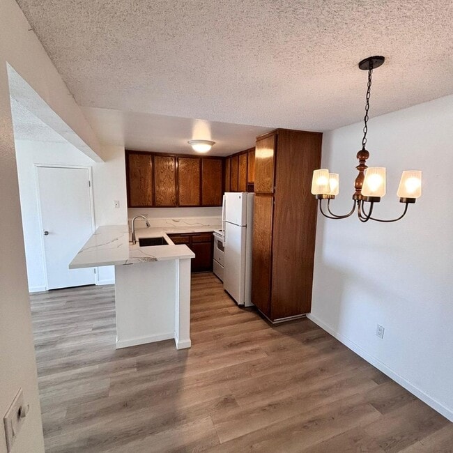 Building Photo - LIGHT & BRIGHT UPGRADED, 2 BEDROOM CONDO, ...