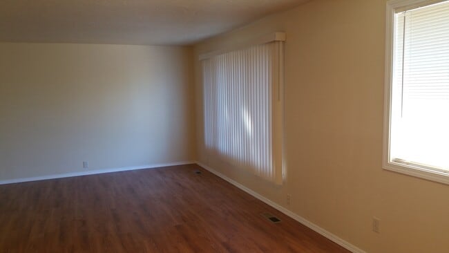 Building Photo - Beautiful 3 Bedroom, 2 bathroom House in Great Quiet Neighborhood.