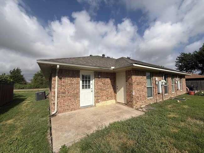 Building Photo - 931 Farmington Rd