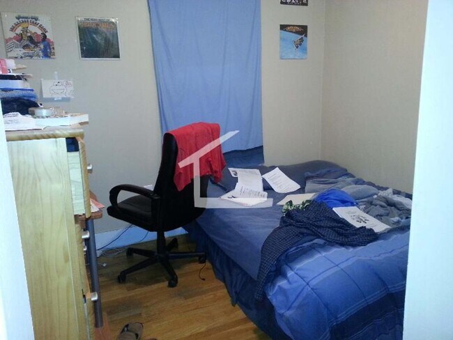 Building Photo - No Brokers Fee, Large Unit Walking Distance to BU. Large Deck, Laundry, Eat-in Kitchen, Lots of S...