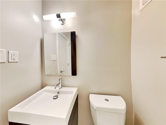 Building Photo - 880 N Highland Ave NE