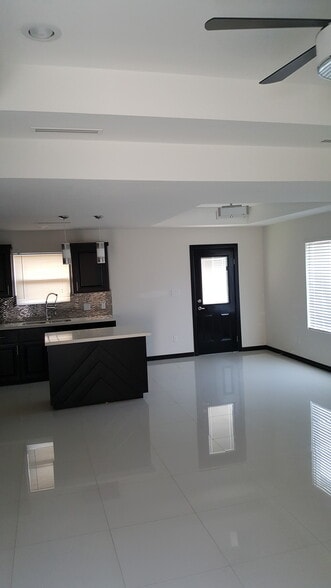 Primary Photo - 1212 White Oak Dr