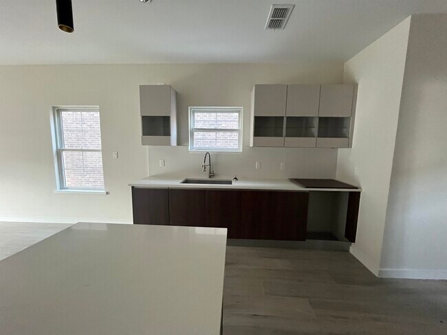 Building Photo - 210 Veracruz Dr