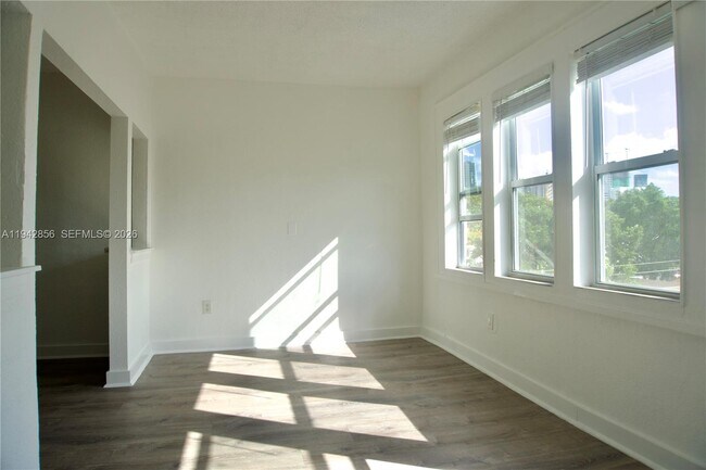 Building Photo - 501 SW 6th Ct