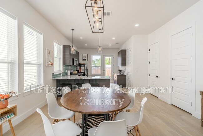 Building Photo - 719 Eleanor Ave