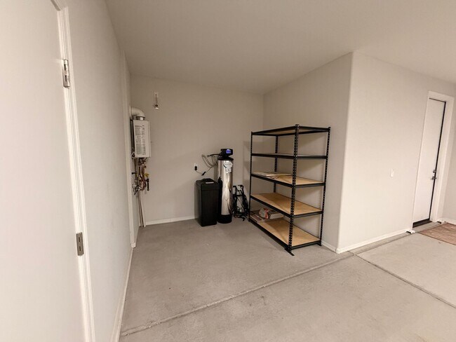 Building Photo - 2 Bed 2 Bath + Den Long-Term Rental in Anthem at Merrill Ranch!
