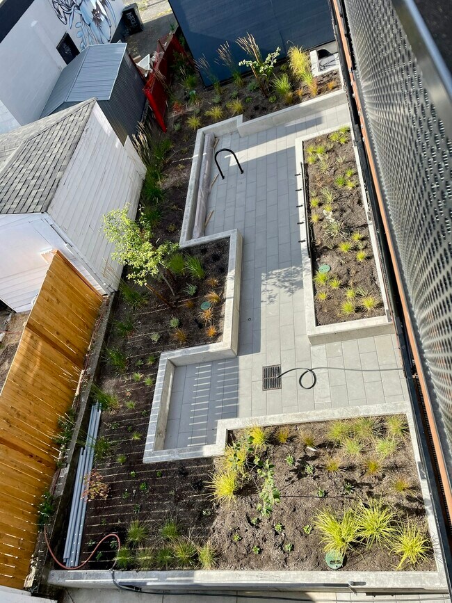 Building Photo - 1614 6th Ave