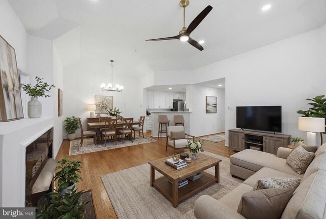 Building Photo - 10793 Symphony Way