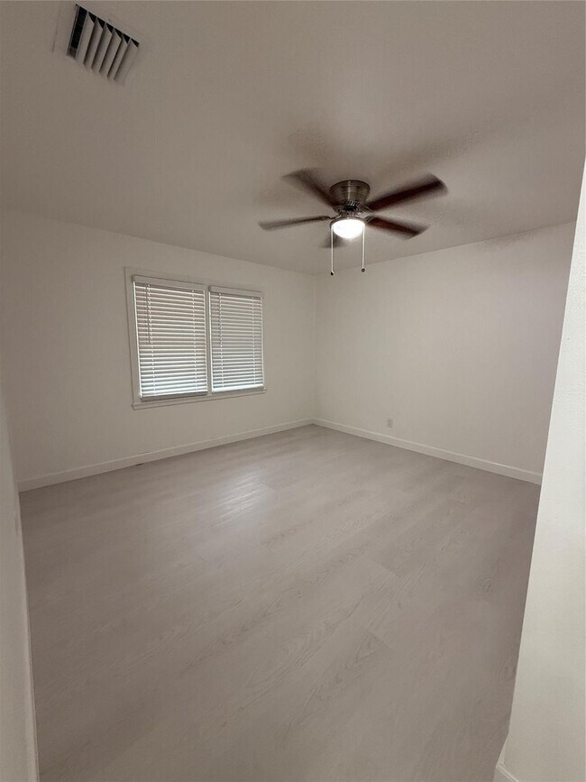 Building Photo - 626 37th St