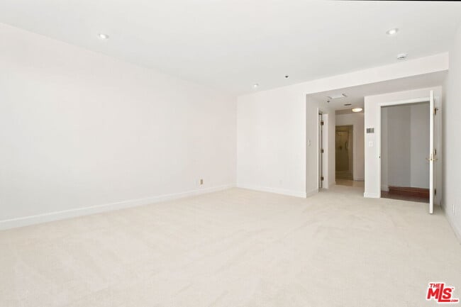 Building Photo - 10724 Wilshire Blvd