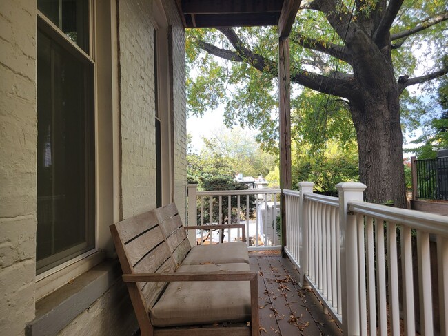 Building Photo - Charming 2 BR/1 BA Ground Level Condo Unit...