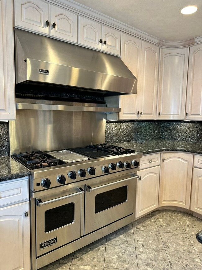 Building Photo - Exquisite Belmont Estate with Luxurious Am...