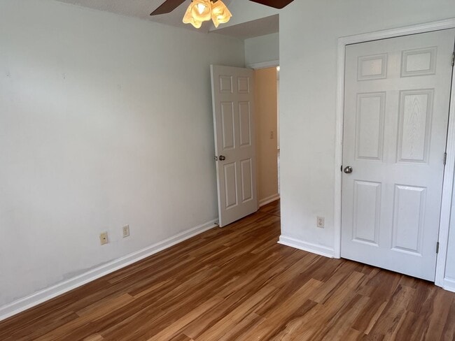 Building Photo - 156 Shady Oak Cir