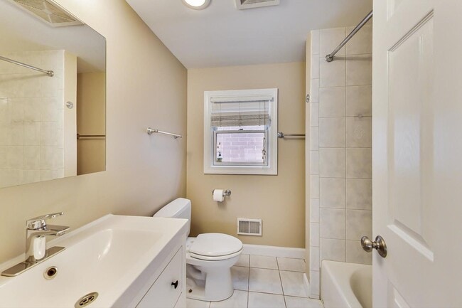 Building Photo - 2330 N Greenview Ave