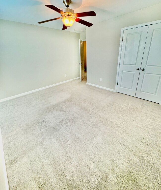 Building Photo - 3 Bed 2 Bath Townhome Located in Cokers Commons in Goose Creek!