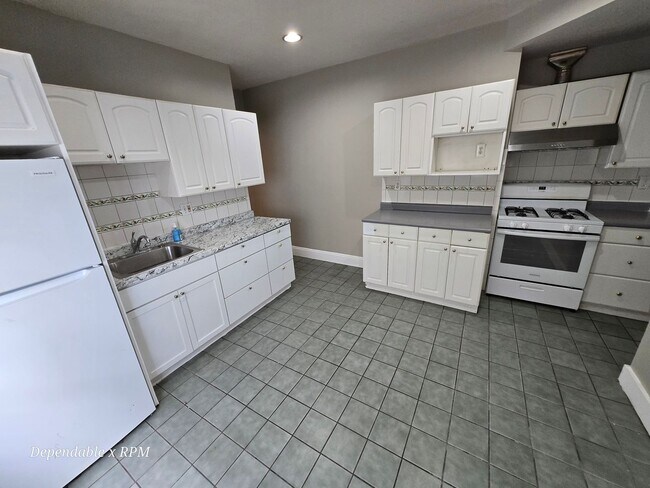 Building Photo - Painted First Floor 3 Bd 1 Bath Available For Rent Now!