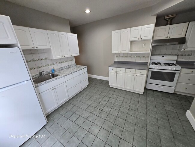 Building Photo - Painted First Floor 3 Bd 1 Bath Available For Rent Now with In-Unit Laundry Hook-Ups