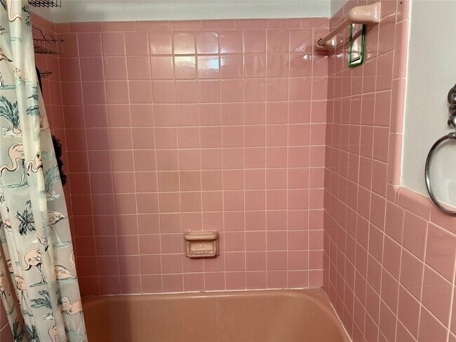 Building Photo - 1110 N Riverside Dr