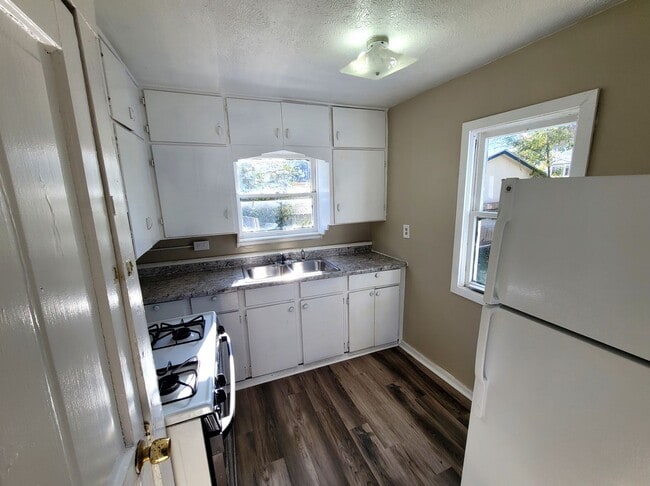 Building Photo - Large 3 Bedroom Southside Holland