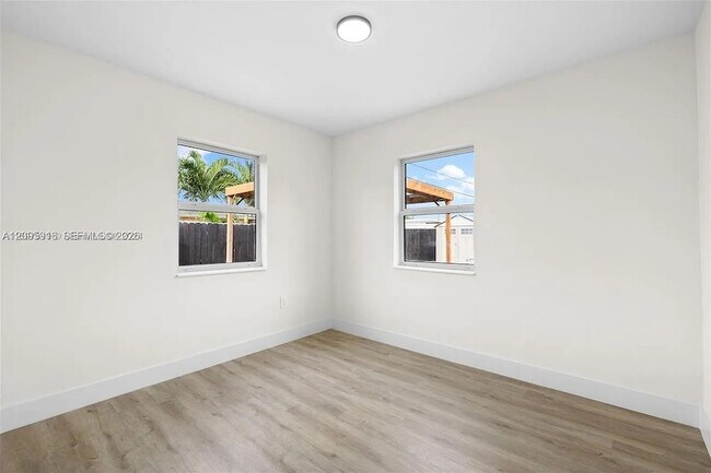Building Photo - 331 W 40th Pl